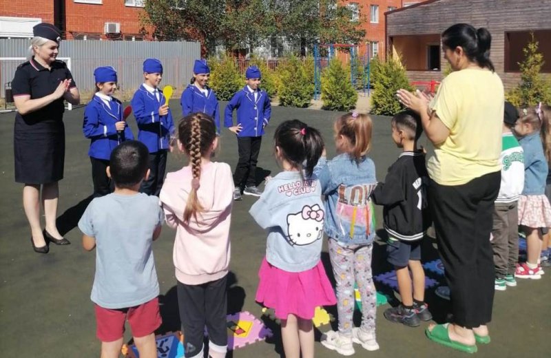 Госавтоинспекторы Адыгеи совместно с ЮИДовцами провели игровое занятие с воспитанниками детского сада