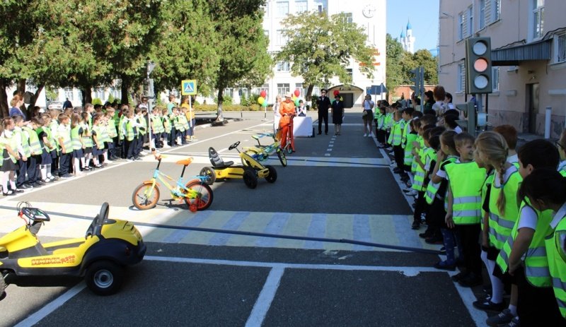 Госавтоинспекторы Адыгеи организовали тренинг по основам дорожной безопасности для майкопских первоклассников